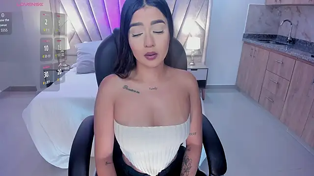 Snapshot of amelie_jhons chatting on November 16, 2025, 8:24 pm amelie jhons online show from November 16, 2025, 8:24 pm