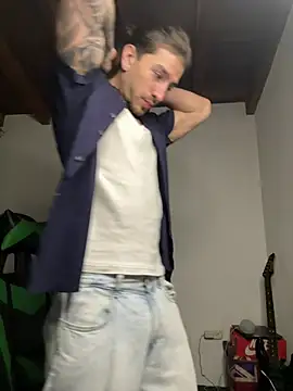 Snapshot of Valentino_Xander chatting on February 14, 2026, 3:18 am Valentino Xander online show from February 14, 2026, 3:18 am