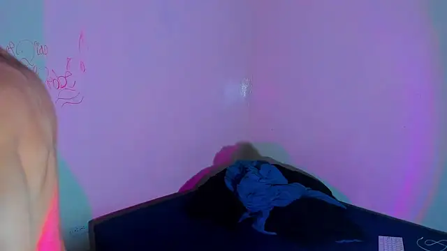 Piggy Eddy online show from April 4, 2026, 2:07 am