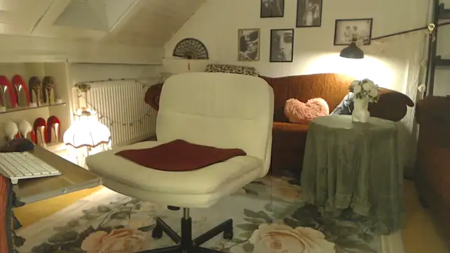 Snapshot of GinaBlonde chatting on March 12, 2026, 9:41 pm GinaBlonde online show from March 12, 2026, 9:41 pm