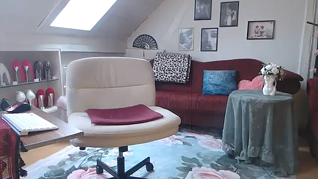 Snapshot of GinaBlonde chatting on March 14, 2026, 12:44 pm GinaBlonde online show from March 14, 2026, 12:44 pm