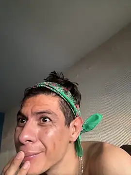 Snapshot of latino1986 chatting on October 15, 2025, 7:33 pm latino1986 online show from October 15, 2025, 7:33 pm