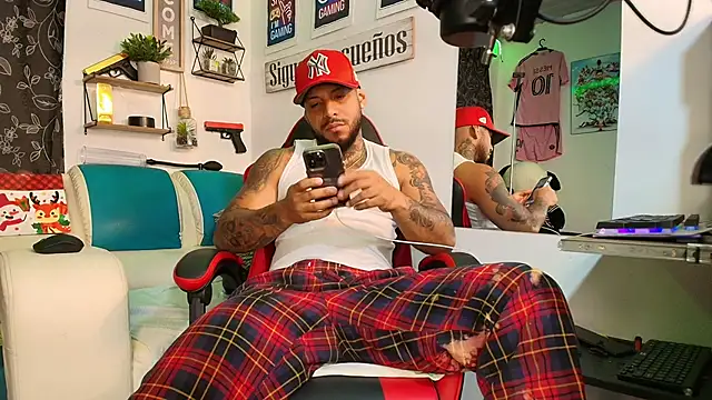 Leenar Key online show from November 10, 2025, 2:11 pm