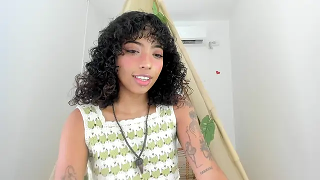 Ariella Ruiz online show from December 2, 2025, 12:07 pm