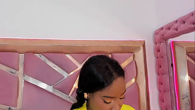 Snapshot of Britanymooree chatting on May 14, 2026, 10:18 pm Britanymooree online show from May 14, 2026, 10:18 pm
