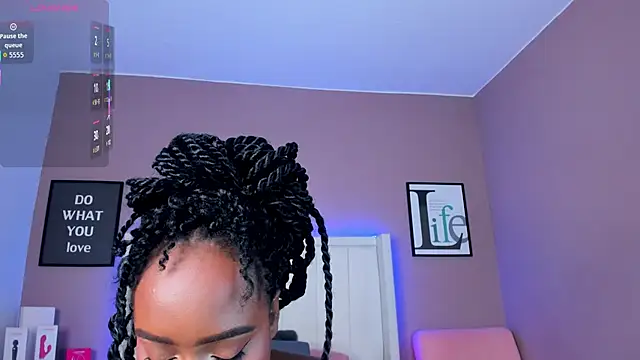 Britanymooree online show from December 1, 2025, 7:48 pm