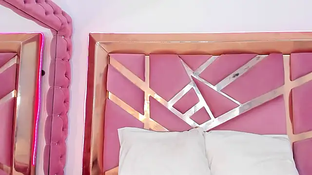 Britanymooree online show from April 18, 2026, 8:42 pm