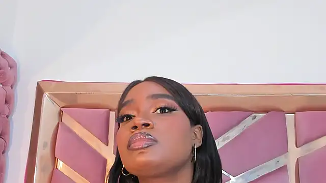 Britanymooree online show from April 24, 2026, 7:27 pm