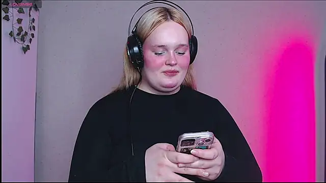 Snapshot of rozzhaos8 chatting on October 23, 2025, 11:42 am rozzhaos8 online show from October 23, 2025, 11:42 am