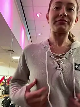 Snapshot of Pollypearson chatting on January 22, 2025, 12:49 pm Pollypearson online show from January 22, 2025, 12:49 pm