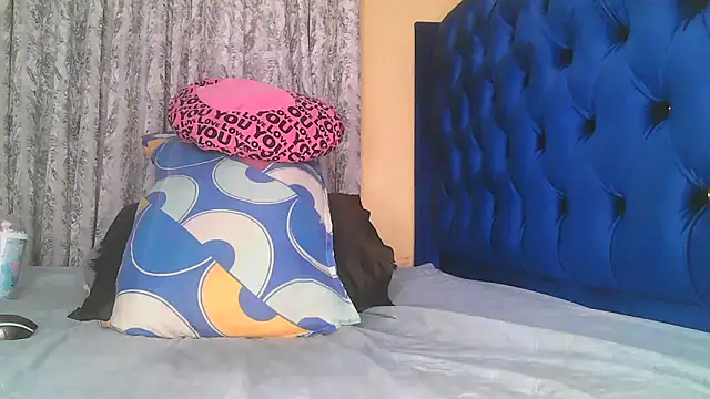 Queenshaz01 online show from December 5, 2025, 12:54 am