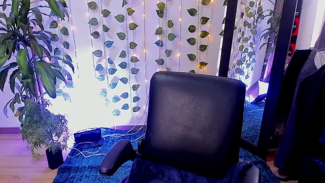 mariiana-diaz online show from November 27, 2025, 2:28 pm