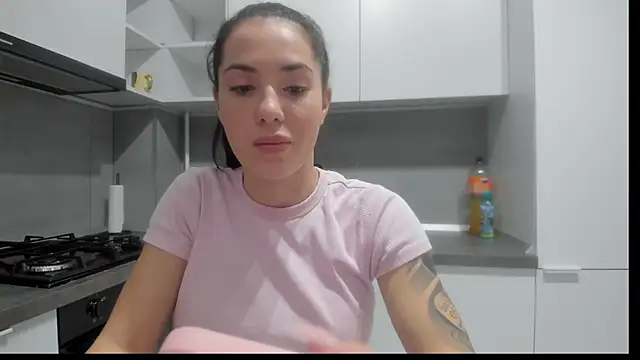 Snapshot of Emmapmg chatting on December 16, 2025, 10:58 pm Emmapmg online show from December 16, 2025, 10:58 pm