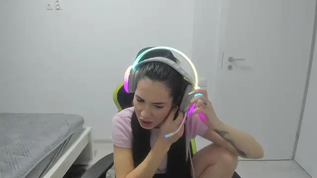 Snapshot of Emmapmg chatting on December 16, 2025, 9:46 am Emmapmg online show from December 16, 2025, 9:46 am