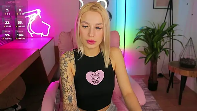 Snapshot of Crystal_Barbie chatting on March 4, 2025, 10:49 pm Crystal Barbie online show from March 4, 2025, 10:49 pm