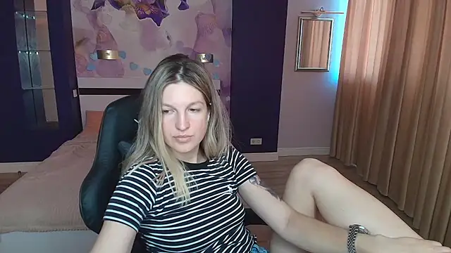 Snapshot of EmilyWalkeri chatting on July 19, 2026, 7:28 am EmilyWalkeri online show from July 19, 2026, 7:28 am