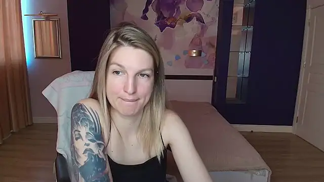 EmilyWalkeri online show from May 27, 2026, 6:54 am