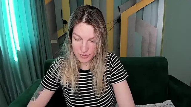 EmilyWalkeri online show from April 10, 2026, 7:04 am