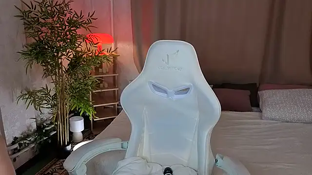 Valerie Woods online show from July 20, 2026, 12:07 am