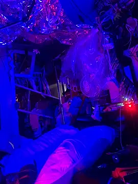 Snapshot of gurlnips chatting on December 17, 2025, 11:54 pm gurlnips online show from December 17, 2025, 11:54 pm