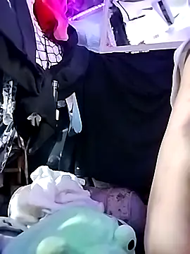 gurlnips online show from April 10, 2026, 10:39 pm