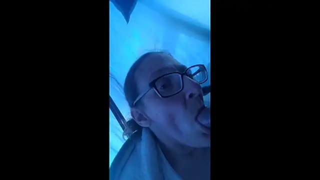 ILUV2TUCHMYKITTY online show from December 20, 2025, 5:49 pm