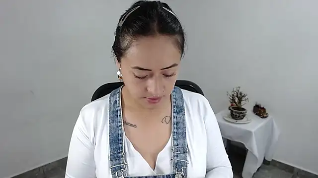 jjulietha95 online show from April 27, 2026, 11:58 pm