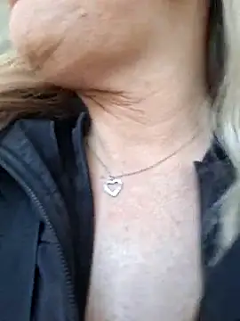 Snapshot of Fantasie-Hot-Sarah chatting on March 8, 2025, 1:47 pm Fantasie-Hot-Sarah online show from March 8, 2025, 1:47 pm