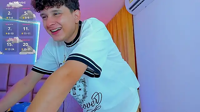 Snapshot of Nathan_Bluee chatting on March 11, 2025, 4:18 pm Nathan Bluee online show from March 11, 2025, 4:18 pm