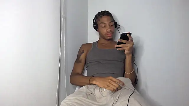 Snapshot of Skinnyblackman chatting on October 1, 2025, 2:06 am Skinnyblackman online show from October 1, 2025, 2:06 am