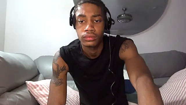 Snapshot of Skinnyblackman chatting on October 6, 2025, 10:10 pm Skinnyblackman online show from October 6, 2025, 10:10 pm