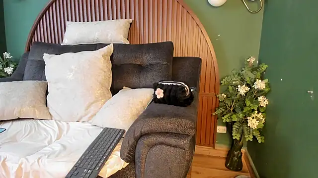 shannel  queen online show from April 2, 2026, 8:04 pm