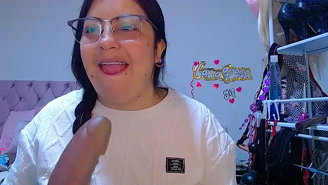 lanaqueen699 online show from May 13, 2026, 12:12 pm