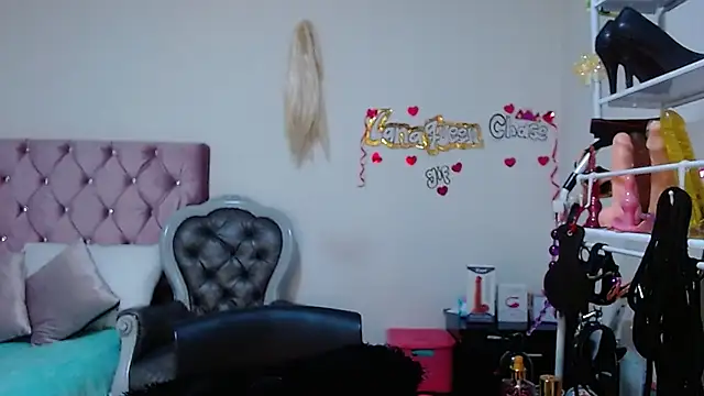 lanaqueen699 online show from November 26, 2025, 12:16 pm