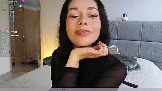 Soffimoon  online show from April 2, 2026, 8:37 pm