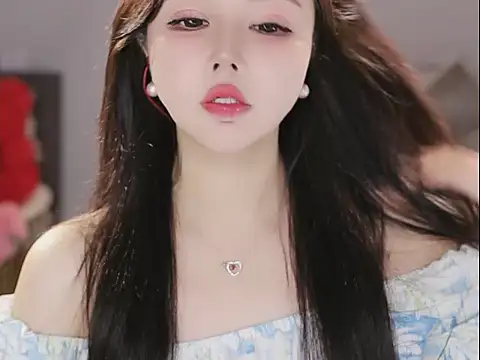 Snapshot of Qiaoqiao_ chatting on December 18, 2025, 9:25 am Qiaoqiao online show from December 18, 2025, 9:25 am