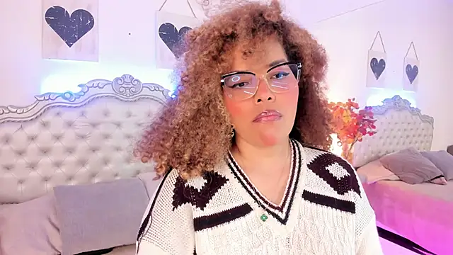 NiaColusi online show from November 18, 2025, 7:50 pm