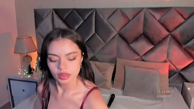 Luisa0110 online show from November 21, 2025, 8:41 pm