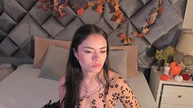 Luisa0110 online show from October 31, 2025, 9:00 pm