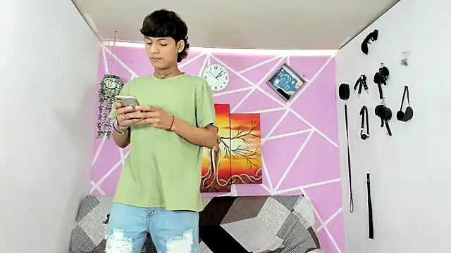 Fresahot2005 online show from February 3, 2025, 7:10 pm