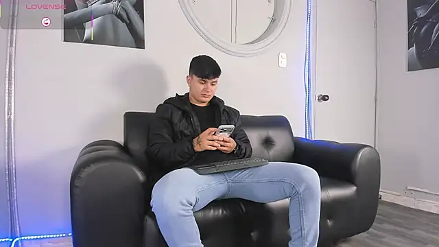 Snapshot of Cristopher_strong chatting on February 4, 2026, 12:11 pm Cristopher strong online show from February 4, 2026, 12:11 pm