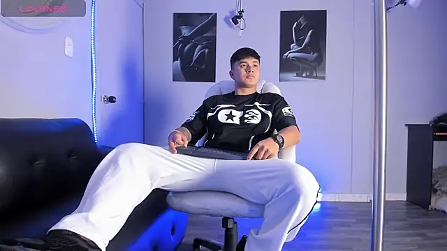 Snapshot of Cristopher_strong chatting on February 25, 2026, 1:55 pm Cristopher strong online show from February 25, 2026, 1:55 pm