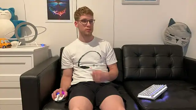 Snapshot of BlueEyedTallGuy94 chatting on December 19, 2024, 4:56 am BlueEyedTallGuy94 online show from December 19, 2024, 4:56 am