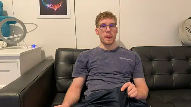 Snapshot of BlueEyedTallGuy94 chatting on December 25, 2024, 10:59 pm BlueEyedTallGuy94 online show from December 25, 2024, 10:59 pm