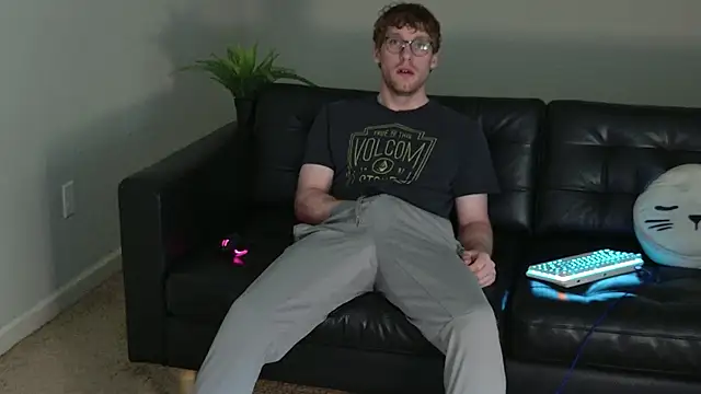 Snapshot of BlueEyedTallGuy94 chatting on September 13, 2025, 4:40 pm BlueEyedTallGuy94 online show from September 13, 2025, 4:40 pm