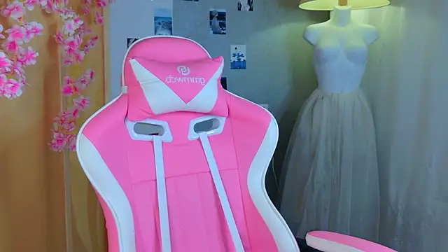 b4by LoL1 online show from April 25, 2026, 6:05 pm