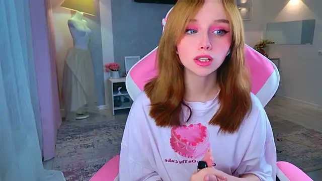 b4by LoL1 online show from December 3, 2025, 11:31 am