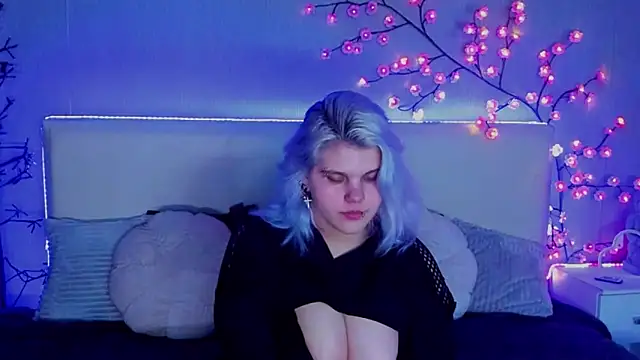 Snapshot of JoannLowe chatting on November 17, 2025, 8:35 pm JoannLowe online show from November 17, 2025, 8:35 pm