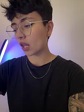 Ashley Chriss online show from March 9, 2025, 11:03 am