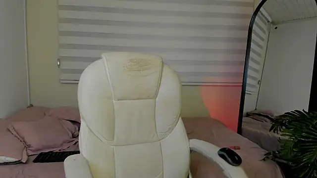 Catyloves online show from December 16, 2025, 10:14 pm